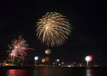 美丽的烟花庆祝新的一年对巴东海滩遇难丧生