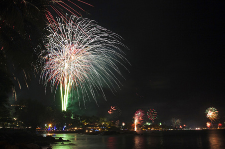 美丽的烟花庆祝新的一年对巴东海滩遇难丧生