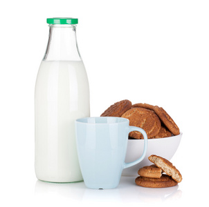 杯 瓶牛奶和饼干的碗