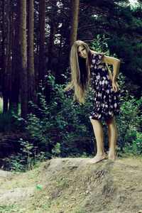 美丽的女孩在野生森林