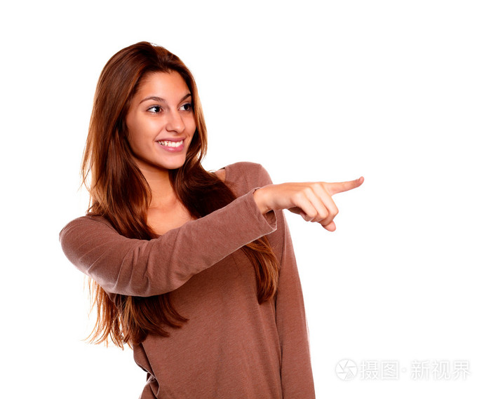 微笑着的年轻女子指向和向左看