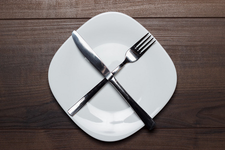 节食概念白板的刀和叉横渡