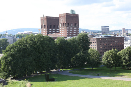 后面的树，奥斯陆，挪威的市政厅 radhuset