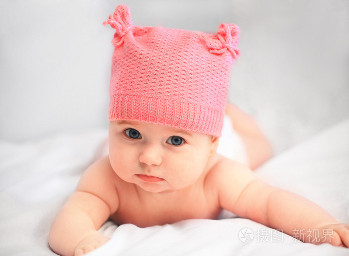 女婴在粉红色的帽子