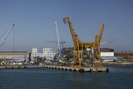 与在意大利海岸港口大型钢铁厂