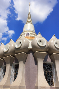 蓝蓝的天空纹理背景在泰国寺