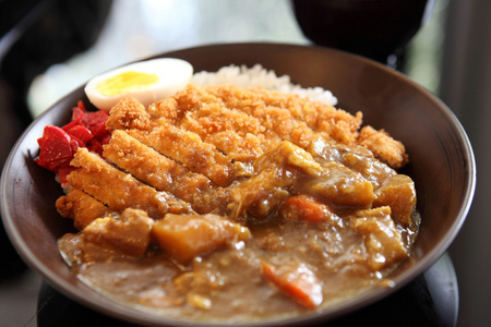 油炸猪肉咖喱饭照片