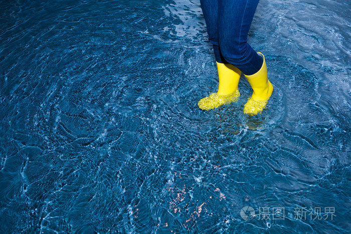 橡胶靴在水中行走