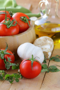 新鲜的蔬菜 番茄 蘑菇 大蒜 和橄榄油