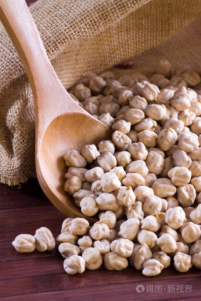 鹰嘴豆在木勺和袋