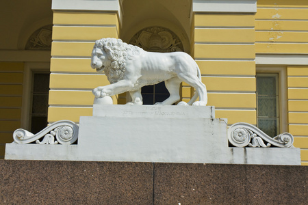 圣彼得堡，俄罗斯博物馆附近的狮子雕塑