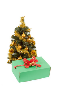 黄色装饰圣诞树和红丝带的礼物