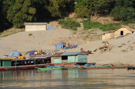 银行的河湄公河老挝上