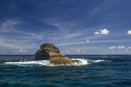 在海的石头岛图片