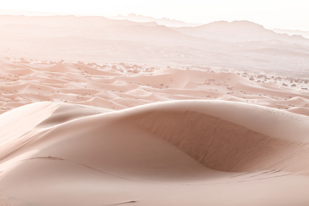 日落时在摩洛哥撒哈拉沙漠的沙丘