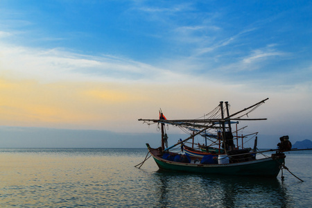 在日落或日出，在泰国的渔船