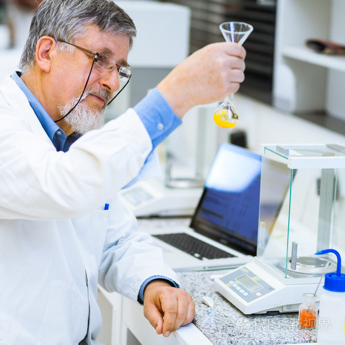 开展科学研究在实验室中的高级男研究员