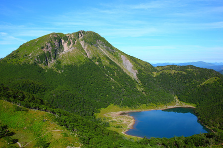 山和蓝色池塘