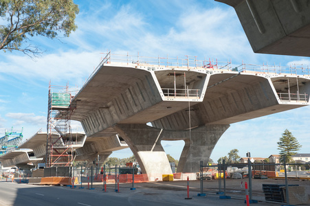 正在重建路