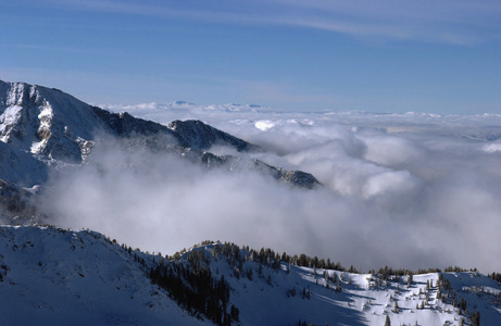 壮观的景色到山脉从雪鸟在美国犹他州的滑雪胜地