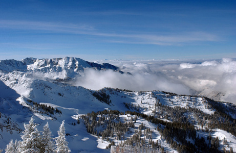 壮观的景色到山脉从雪鸟在美国犹他州的滑雪胜地