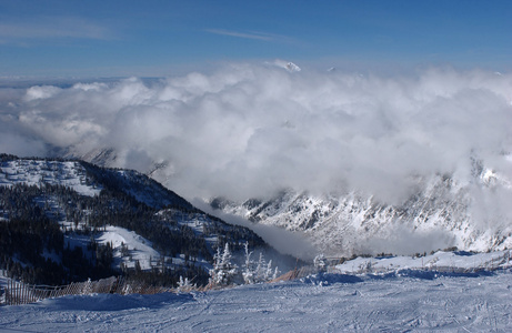 壮观的景色到山脉从雪鸟在美国犹他州的滑雪胜地