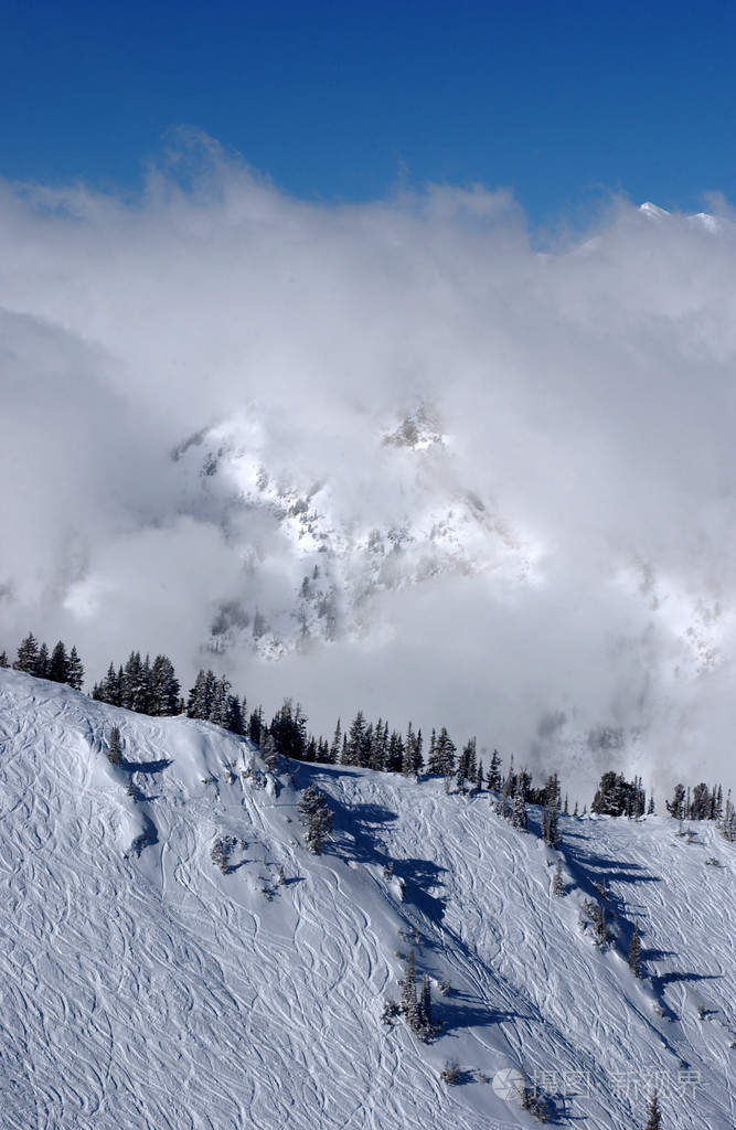 壮观的景色到山脉从雪鸟在美国犹他州的滑雪胜地