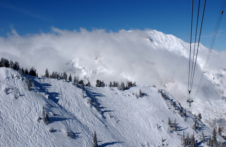 壮观的景色到山脉从雪鸟在美国犹他州的滑雪胜地