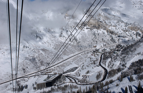 壮观的景色到山脉从雪鸟在美国犹他州的滑雪胜地