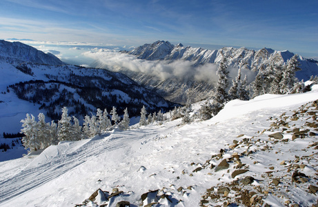 壮观的景色到山脉从雪鸟在美国犹他州的滑雪胜地