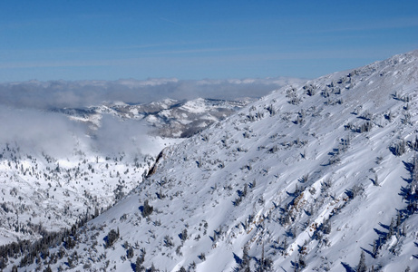 壮观的景色到山脉从雪鸟在美国犹他州的滑雪胜地