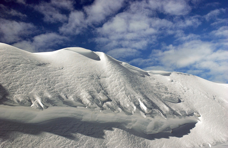 我的身体雪和天空。snowbasin 山，犹他州