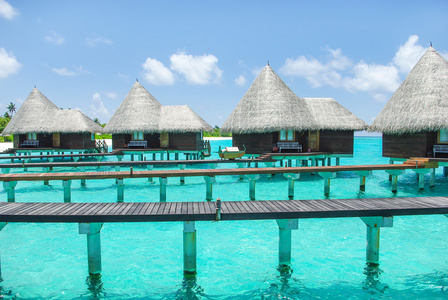关于马尔代夫的热带岛屿上的水上别墅