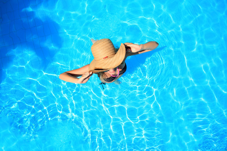 在一个游泳池在希腊的女人