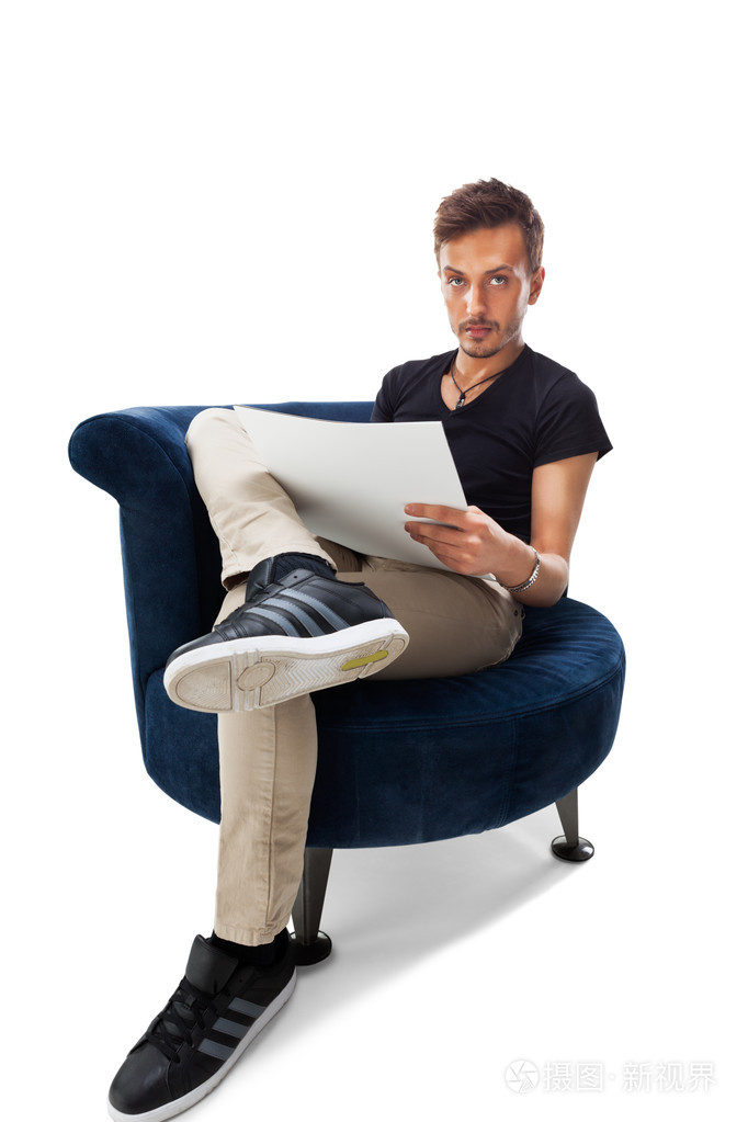 一名男子坐在椅子上的肖像