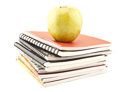 笔记本堆栈和苹果。小学生和学生的研究访问