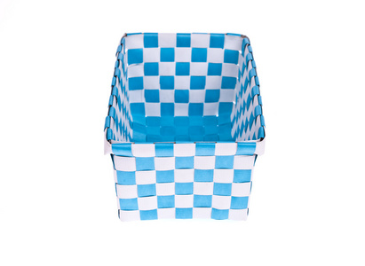 孤立在白色背景上的蓝色塑料篮