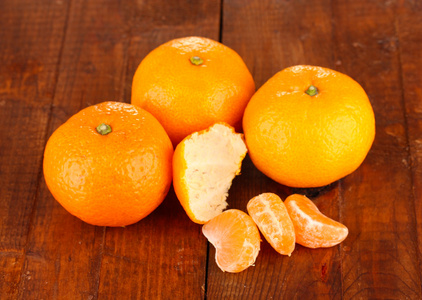 木制背景上美味 mandarines