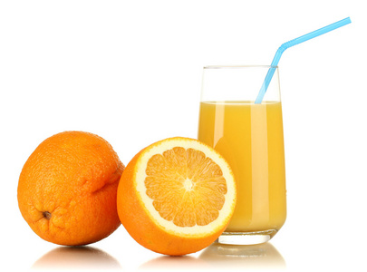 美味的橙汁在玻璃和桔子旁边它隔绝在白色