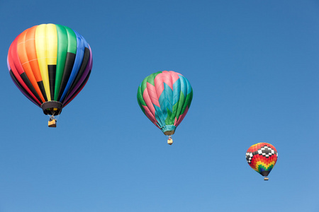 在艾菲尔铁塔的天空蓝色背景上的三个热气球