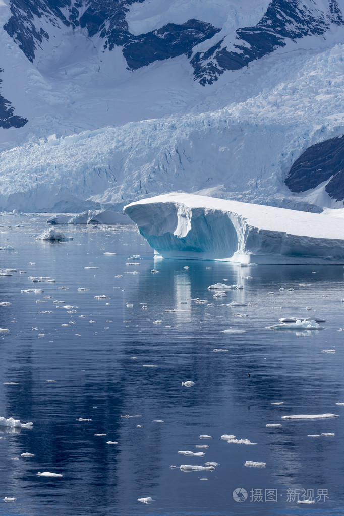 旅行深纯净水域之间的南极洲冰川.梦幻般的冰雪景观