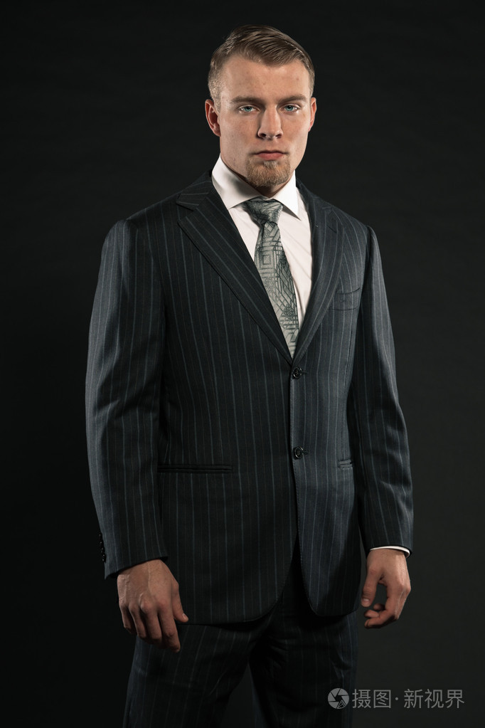 时尚男人穿西装