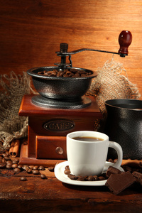 咖啡研磨机 特克和杯咖啡棕色木制背景上