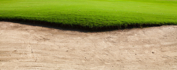 砂仓与绿草的高尔夫球