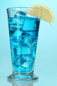 鸡尾酒在蓝色背景上的蓝色礁湖