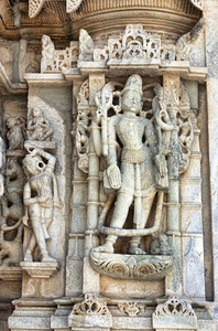 ranakpur 在古代太阳神庙。耆那教寺庙雕刻