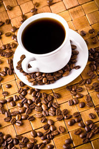 咖啡杯子与新鲜咖啡豆的早餐