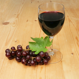 水杯和葡萄