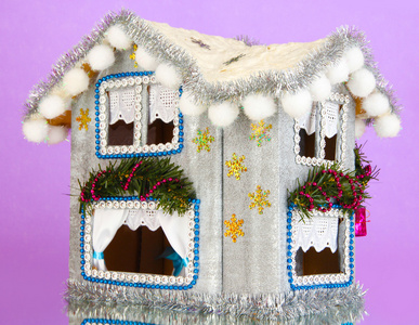 装饰圣诞房子上淡紫色背景图片
