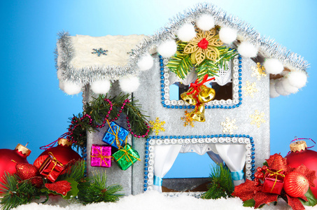 装饰圣诞房子在蓝色背景